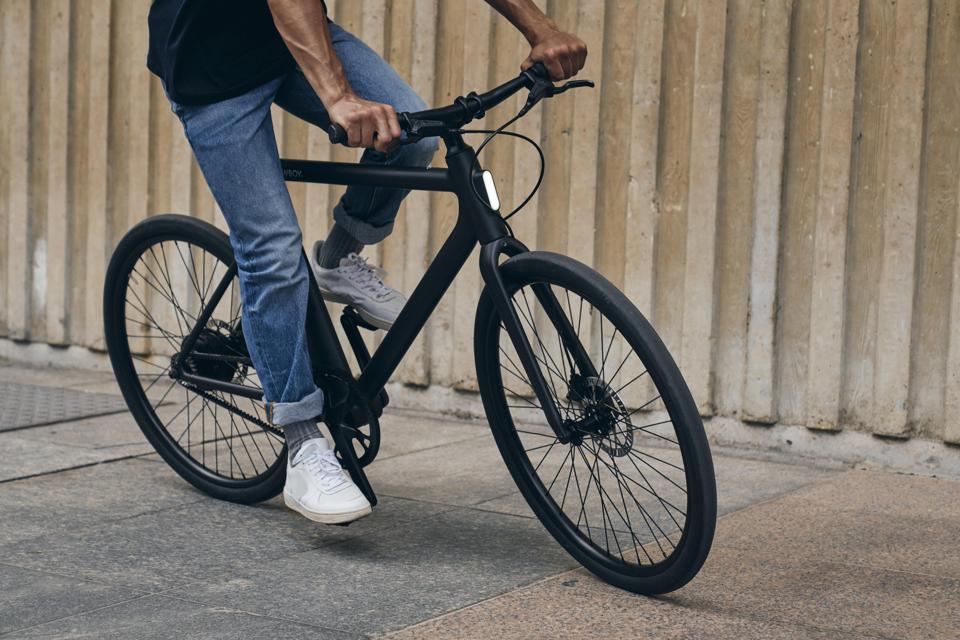 Kh&aacute;ch h&agrave;ng sử dụng xe Cowboy tr&ecirc;n đường phố.