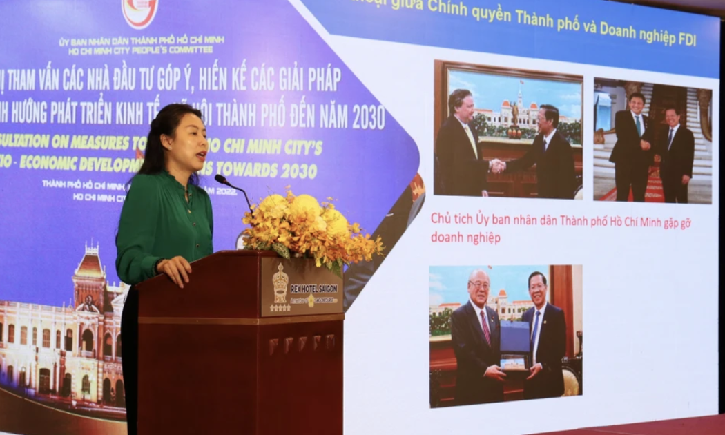 Bà Hồ Thị Quyên, Phó Giám đốc ITPC, giới thiệu môi trường đầu tư của TP.HCM tới các doanh nghiệp Ấn Độ.