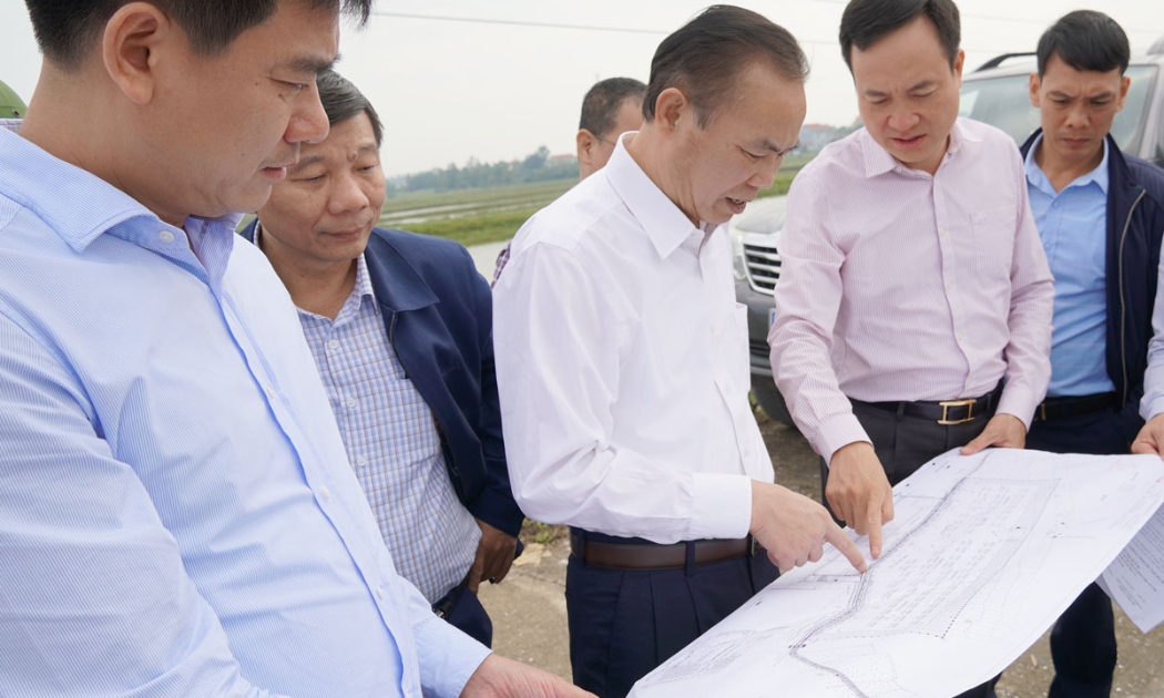Thứ trưởng Bộ Nông nghiệp kiểm tra thực địa Khu neo đậu tránh trú bão cho tàu cá kết hợp cảng cá Bắc sông Gianh