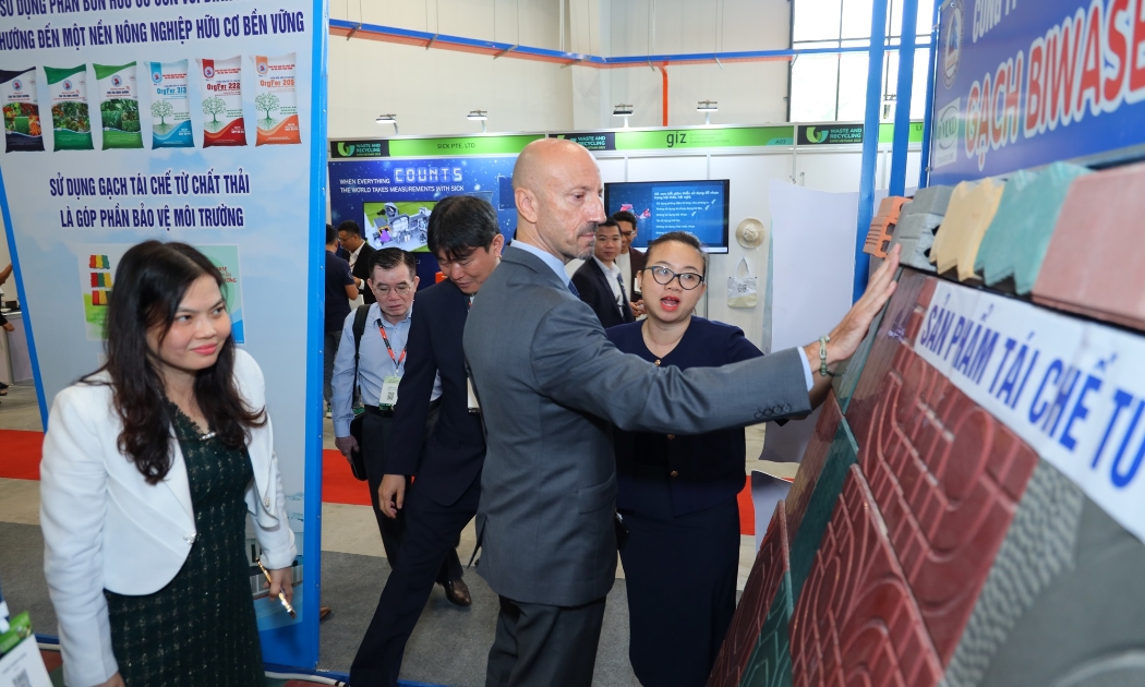 Các chuyên gia và khách mời tham quan triển lãm trong khuôn khổ Waste and Recycling Vietnam Expo 2023 diễn ra từ ngày 22-24/11 tại Bình Dương.