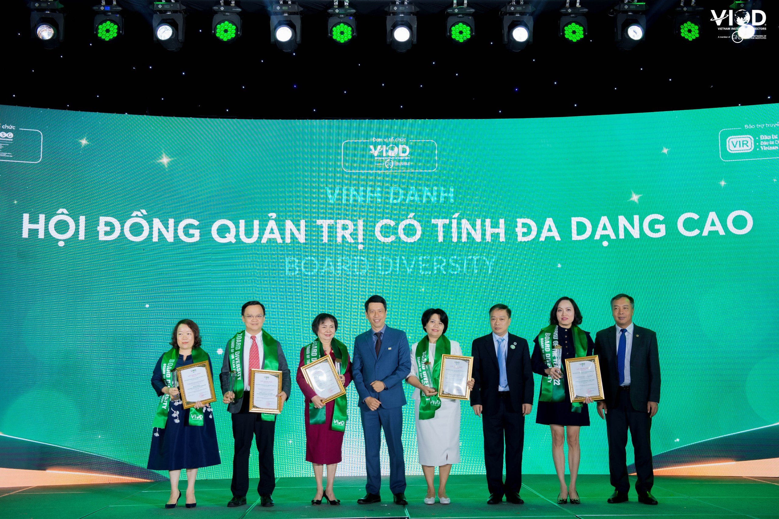 Đại diện VIOD trao chứng nhận cho một số Hội đồng quản trị.