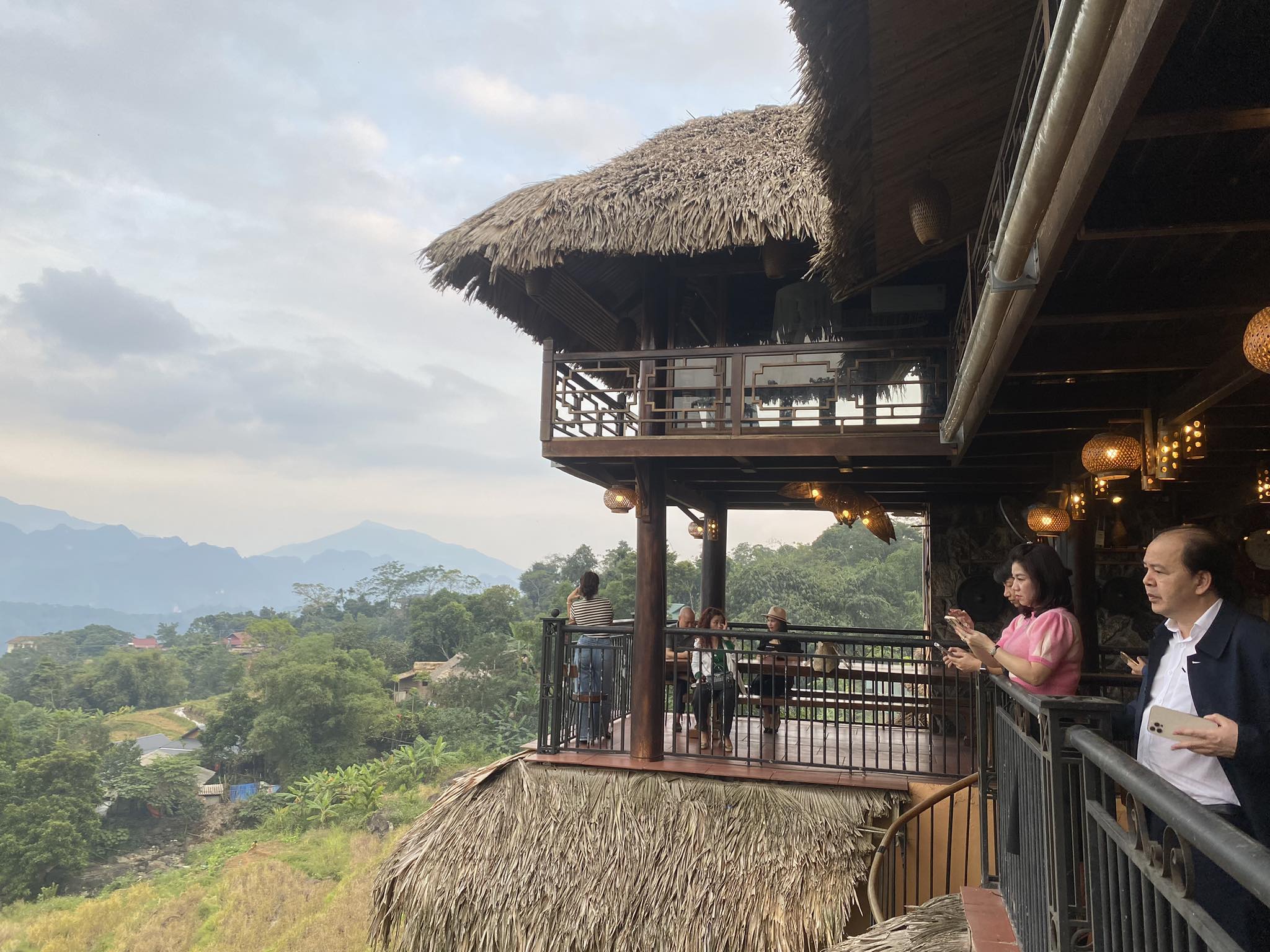 Du kh&aacute;ch đến 