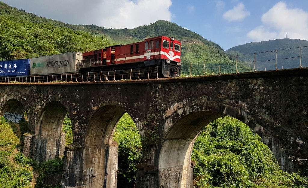 T&agrave;u Thống Nhất đi qua cung đường đ&egrave;o Hải V&acirc;n nối Đ&agrave; Nẵng - Huế. Ảnh: thuathienhue online.