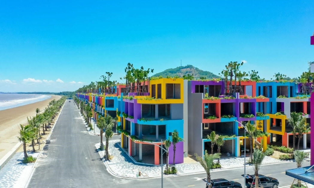 Thành phố sắc màu Flamingo Ibiza Hải Tiến đang lộ diện bên bờ biển. Ảnh: Flamingo.