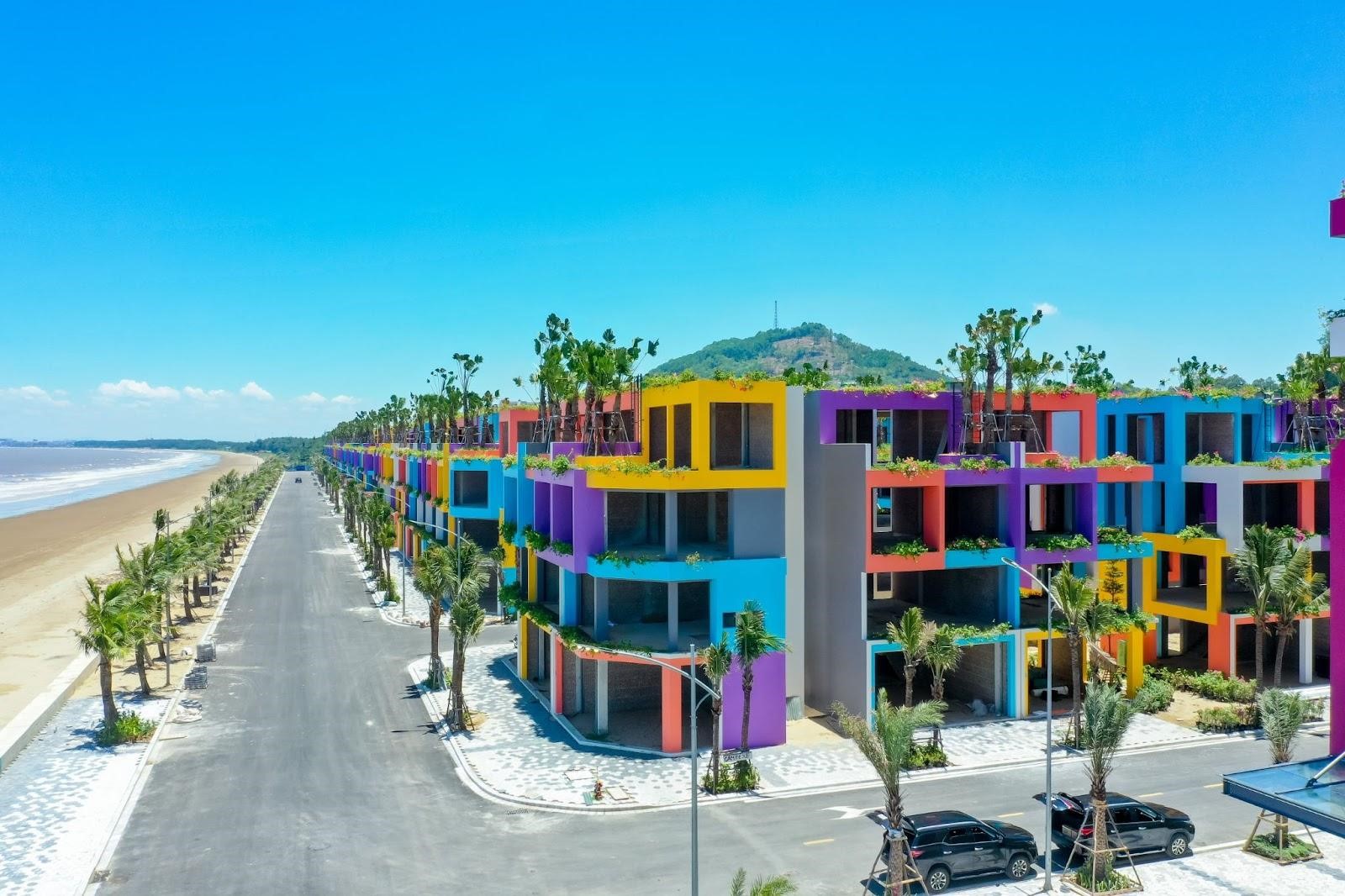 Thành phố sắc màu Flamingo Ibiza Hải Tiến đang lộ diện bên bờ biển. Ảnh: Flamingo.