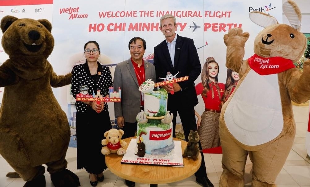 Phó Tổng Giám đốc Nguyễn Đức Thịnh cùng lãnh đạo sân bay Perth đón chuyến bay khai trương.