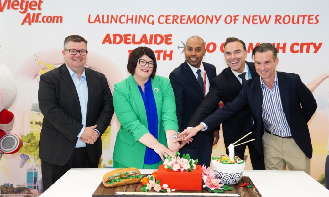 Bộ trưởng Du lịch bang Nam Australia - Zoe Bettison (áo xanh lá cây), đại diện Vietjet và sân bay Adelaide dự lễ khai trương, chúc mừng đường bay mới của Vietjet.