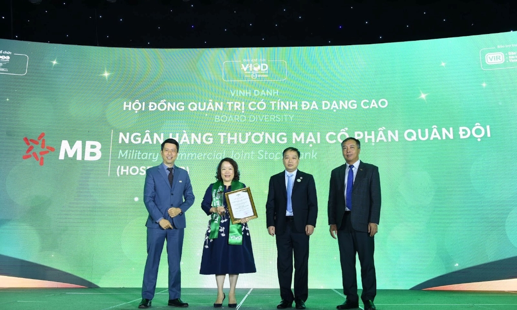 Bà Vũ Thị Hải Phượng - Phó Chủ tịch HĐQT MB nhận giải thưởng tại sự kiện.