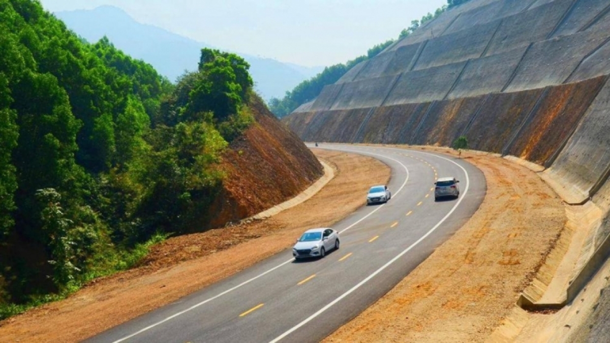 Quốc lộ 15D tạo điều kiện  hợp tác thương mại, thúc đẩy phát triển kinh tế - xã hội của tỉnh Quảng Trị - Ảnh minh hoạ.