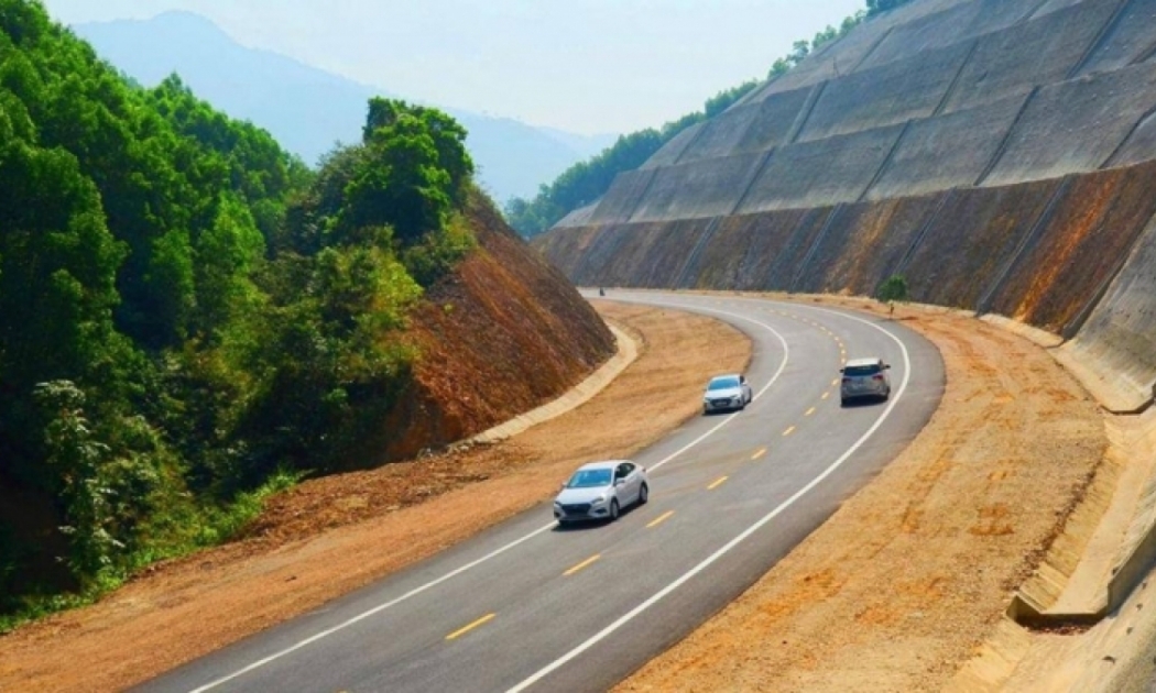 Quốc lộ 15D tạo điều kiện  hợp tác thương mại, thúc đẩy phát triển kinh tế - xã hội của tỉnh Quảng Trị - Ảnh minh hoạ.