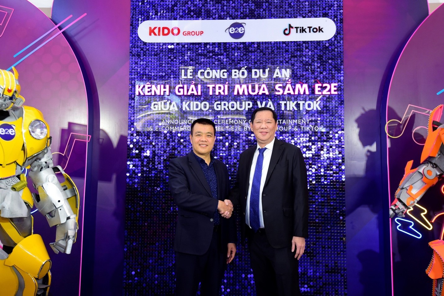 Representatives from the two parties at the announcent event. 