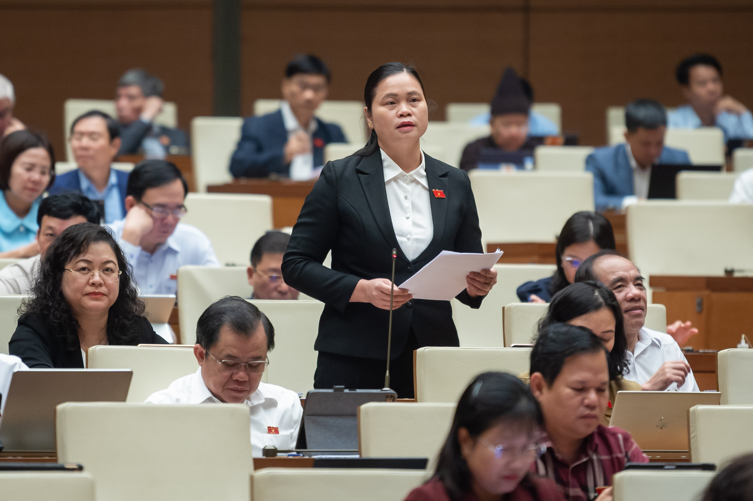 Đại biểu Ma Thị Th&uacute;y, đo&agrave;n Tuy&ecirc;n Quang. Ảnh - Quochoi.vn.