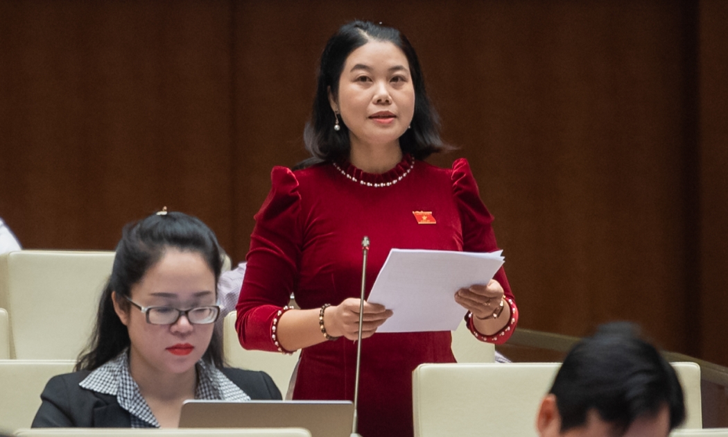 Đại biểu Nguyễn Thị Huế, Đoàn Đại biểu Quốc hội tỉnh Bắc Kạn đề xuất giảm tuổi nghỉ hưu cho giáo viên mầm non. Ảnh - Quochoi.vn.