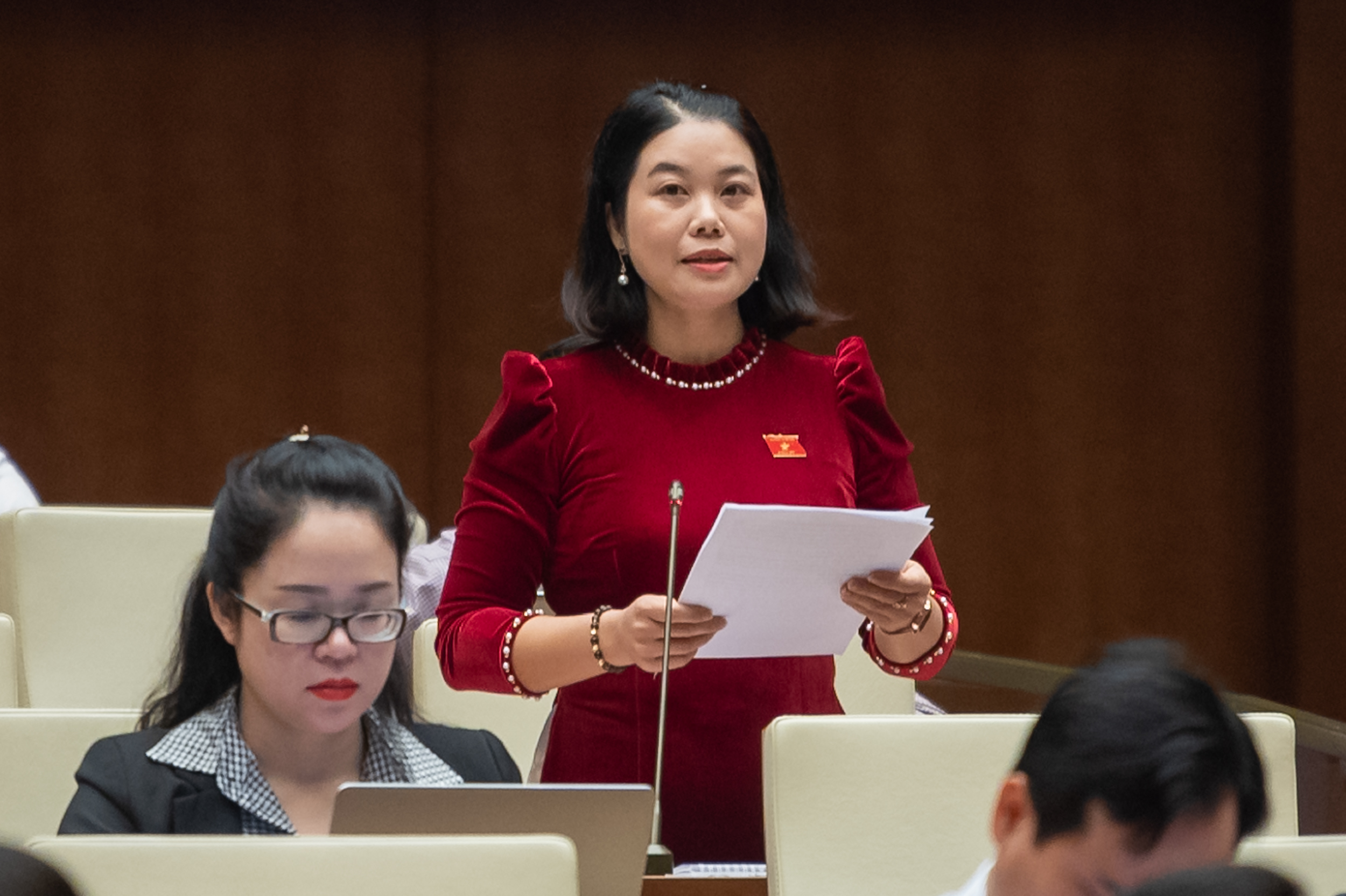 Đại biểu Nguyễn Thị Huế, Đoàn Đại biểu Quốc hội tỉnh Bắc Kạn đề xuất giảm tuổi nghỉ hưu cho giáo viên mầm non. Ảnh - Quochoi.vn.