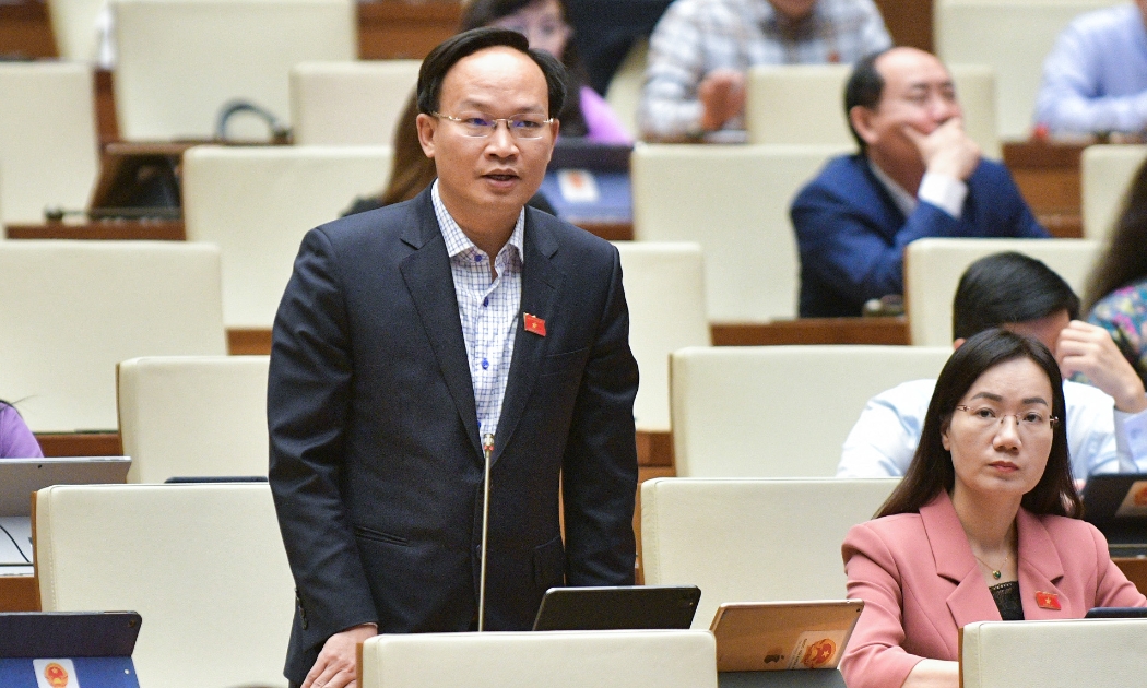 Đại biểu Phạm Văn Thịnh, Đoàn Đại biểu Quốc hội tỉnh Bắc Giang nhấn mạnh cần giữ chân người lao động ở lại hệ thống bảo hiểm xã hội bằng các lợi ích. Ảnh - Quochoi.vn.