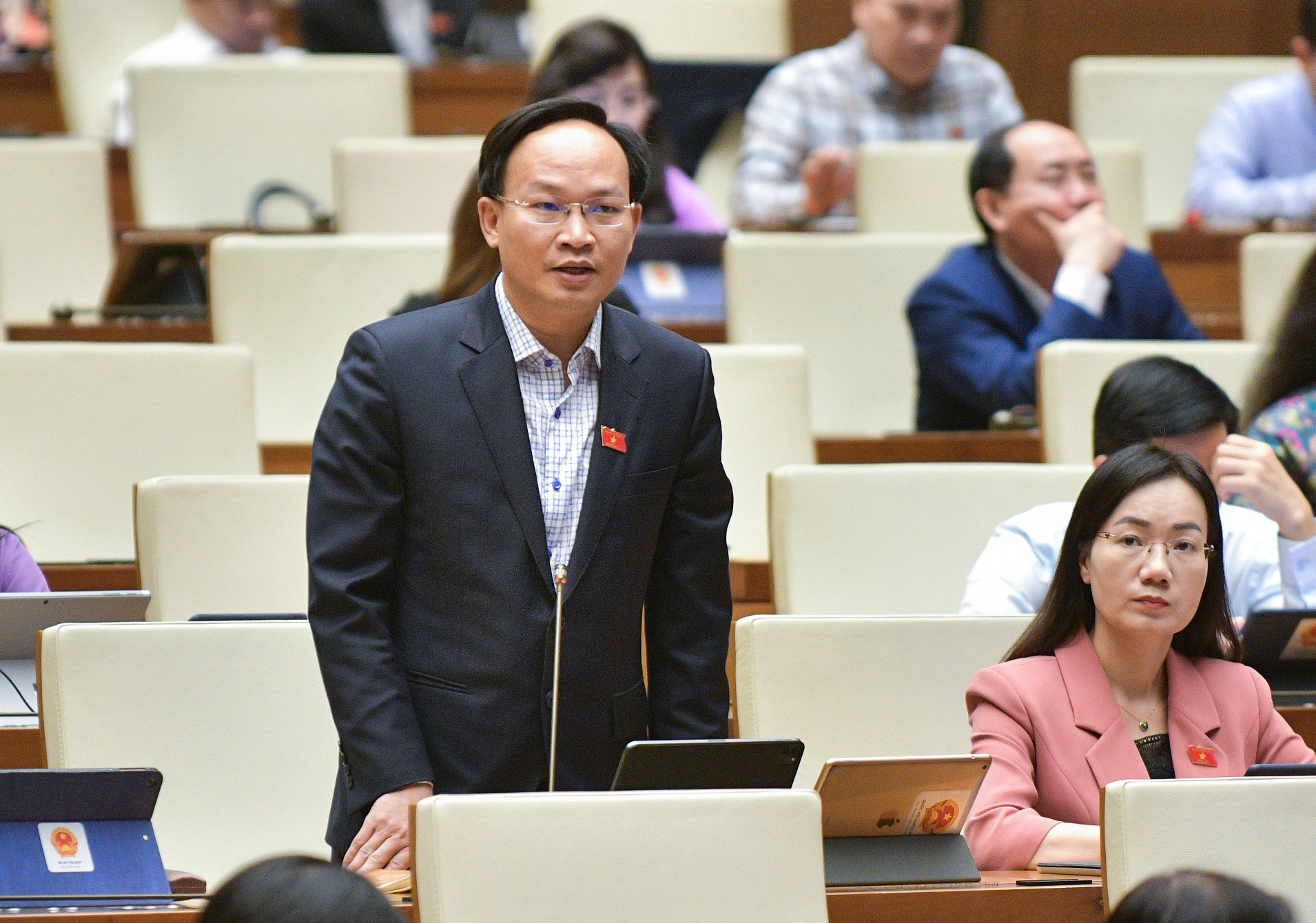 Đại biểu Phạm Văn Thịnh, Đoàn Đại biểu Quốc hội tỉnh Bắc Giang nhấn mạnh cần giữ chân người lao động ở lại hệ thống bảo hiểm xã hội bằng các lợi ích. Ảnh - Quochoi.vn.