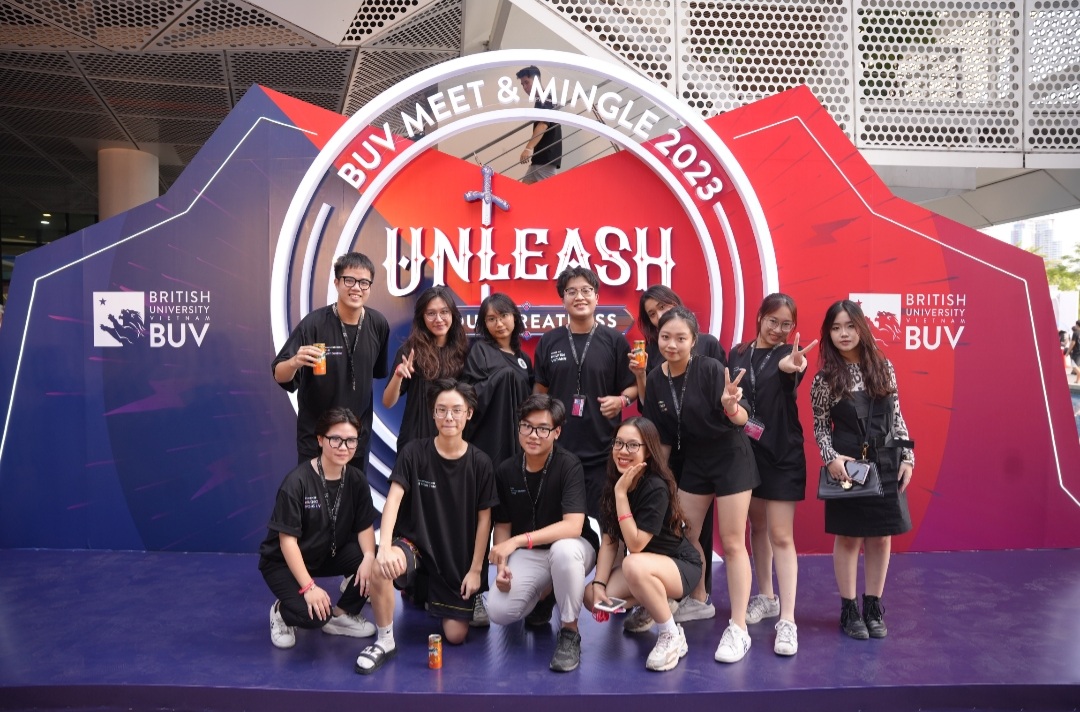 Sinh viên hào hứng tham gia sự kiện của trường.