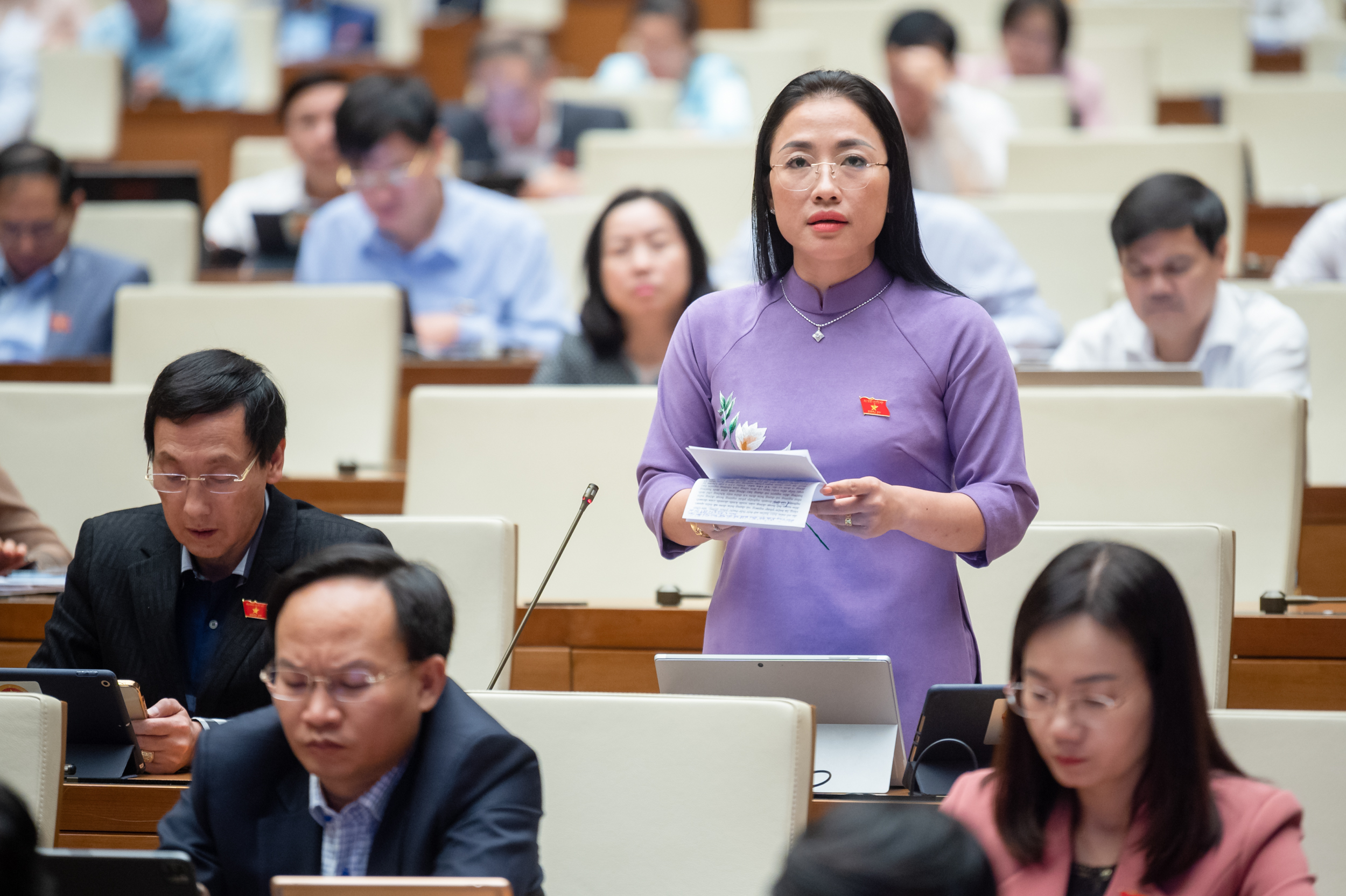 Đại biểu Trần Kh&aacute;nh Thu, đo&agrave;n Th&aacute;i B&igrave;nh. Ảnh - Quochoi.vn.