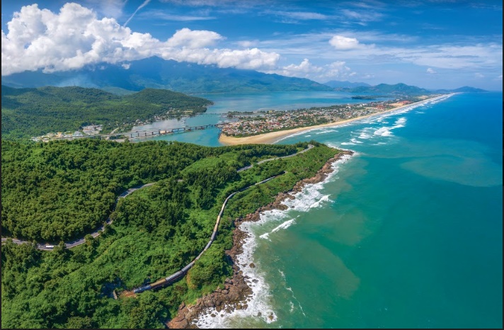 Tàu Thống Nhất Bắc Nam đi qua vịnh Lăng Cô. Ảnh: VNR.