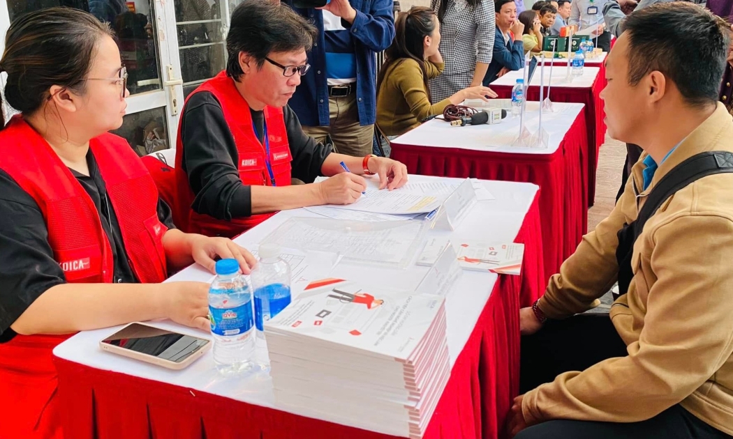 Các doanh nghiệp tham gia tuyển dụng tại phiên việc làm ngày 23/11.