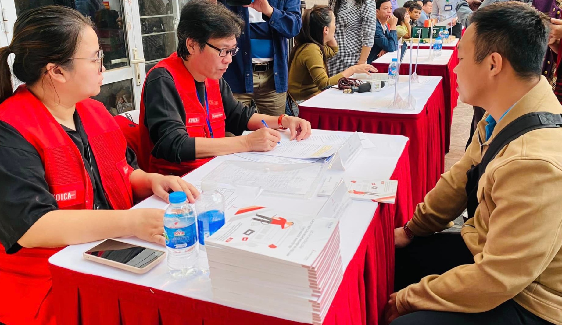 Các doanh nghiệp tham gia tuyển dụng tại phiên việc làm ngày 23/11.