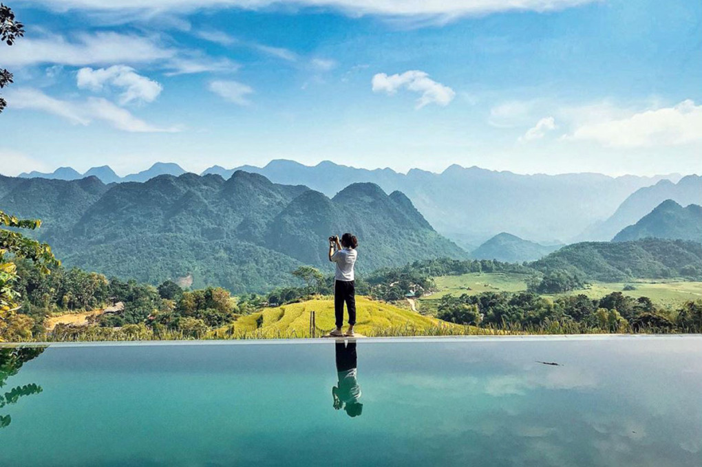 Hồ bơi vô cực của một khu nghỉ dưỡng, sáng sớm còn có thể ngắm biển mây, là nơi nhiều du khách trong và ngoài nước check-in