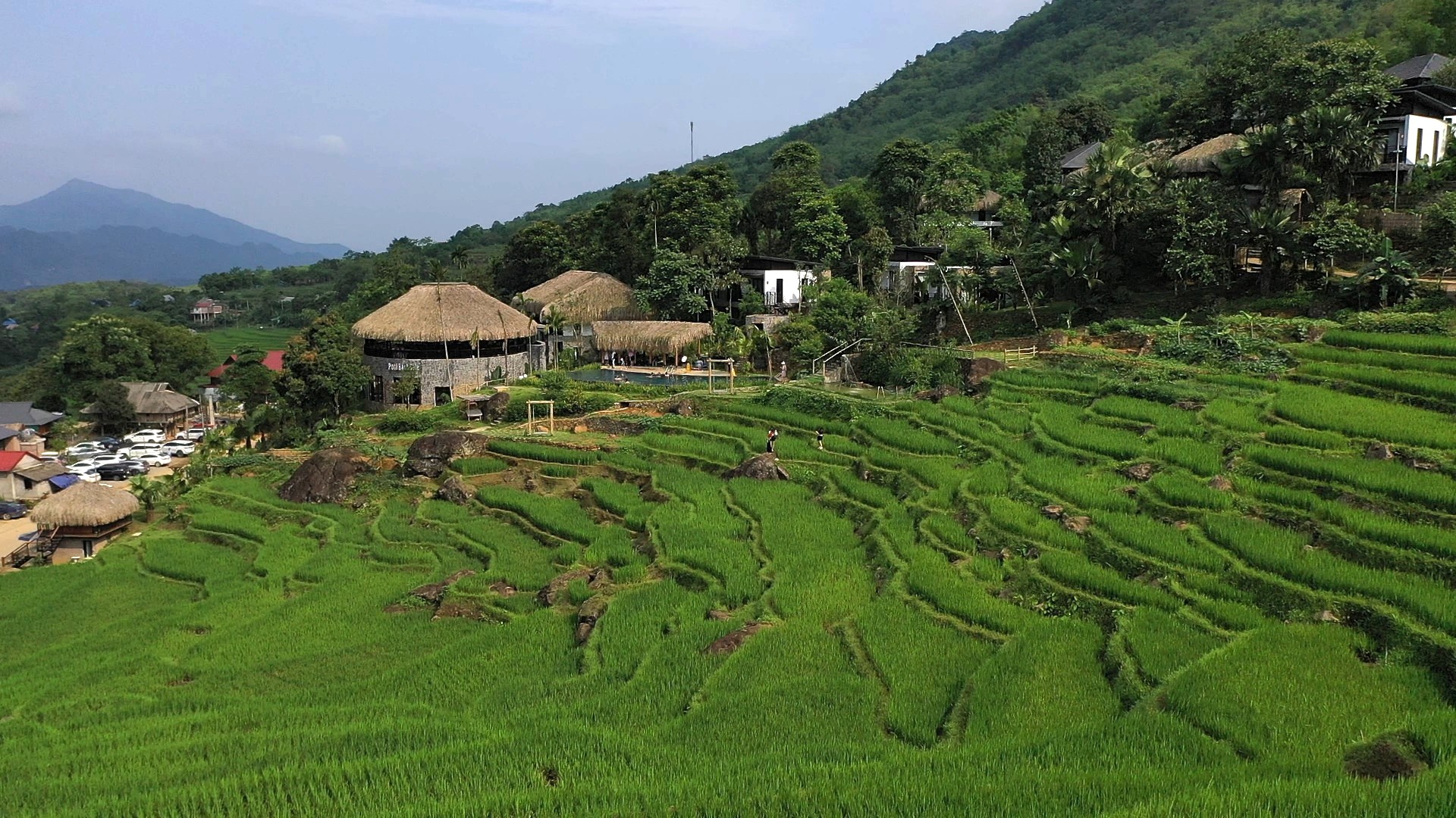 Pù Luông có diện tích 17.662 ha, gồm rừng rậm, suối thác lớn nhỏ, hang động và núi non xen lẫn những bản làng yên bình và các thừa ruộng bậc thang
