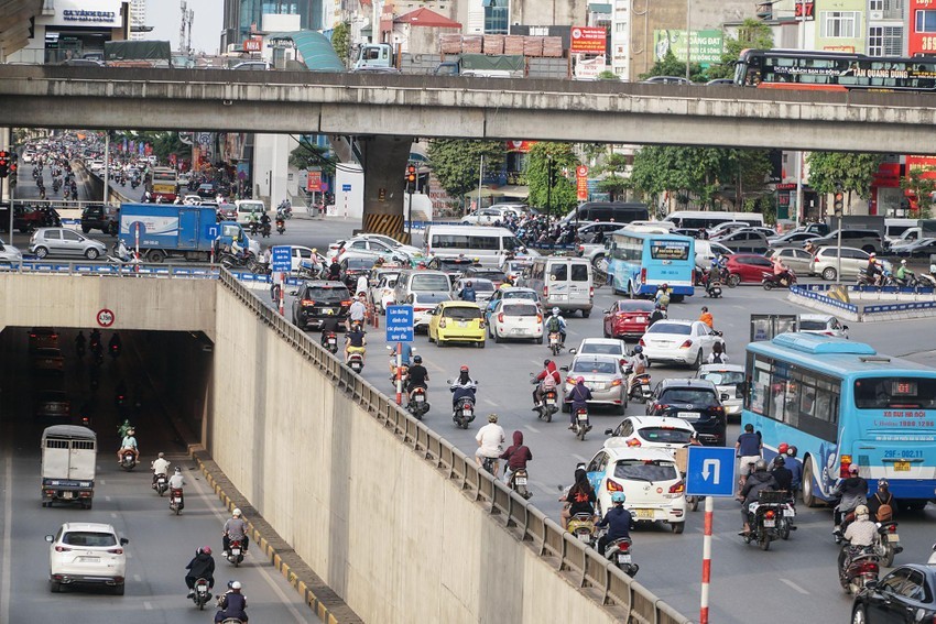 Nhiều vấn đề về hoạt động kinh doanh vận tải cần làm rõ.