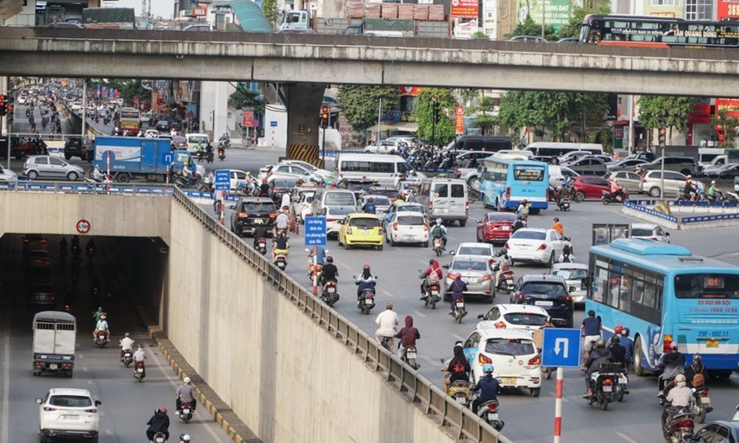 Nhiều vấn đề về hoạt động kinh doanh vận tải cần làm rõ.