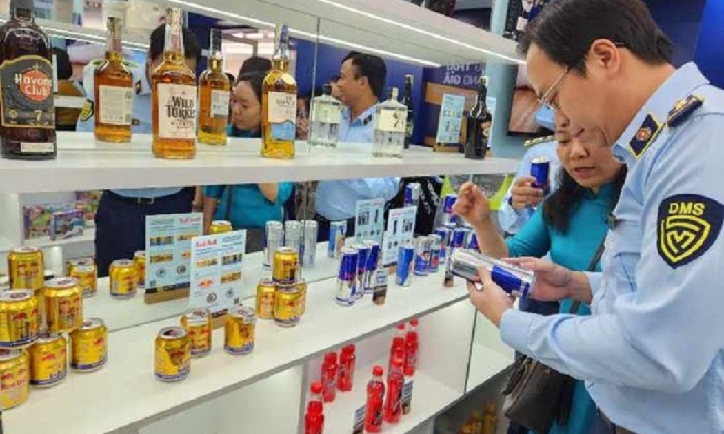 Cán bộ Tổng cục quản lý thị trường trực tiếp hướng dẫn người tiêu dùng cách thức nhận biết hàng thật - hàng giả.