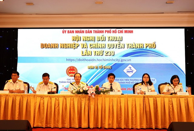 Các lãnh đạo Cục Thuế TP.HCM giải đáp vướng mắc cho doanh nghiệp. Ảnh: PT.