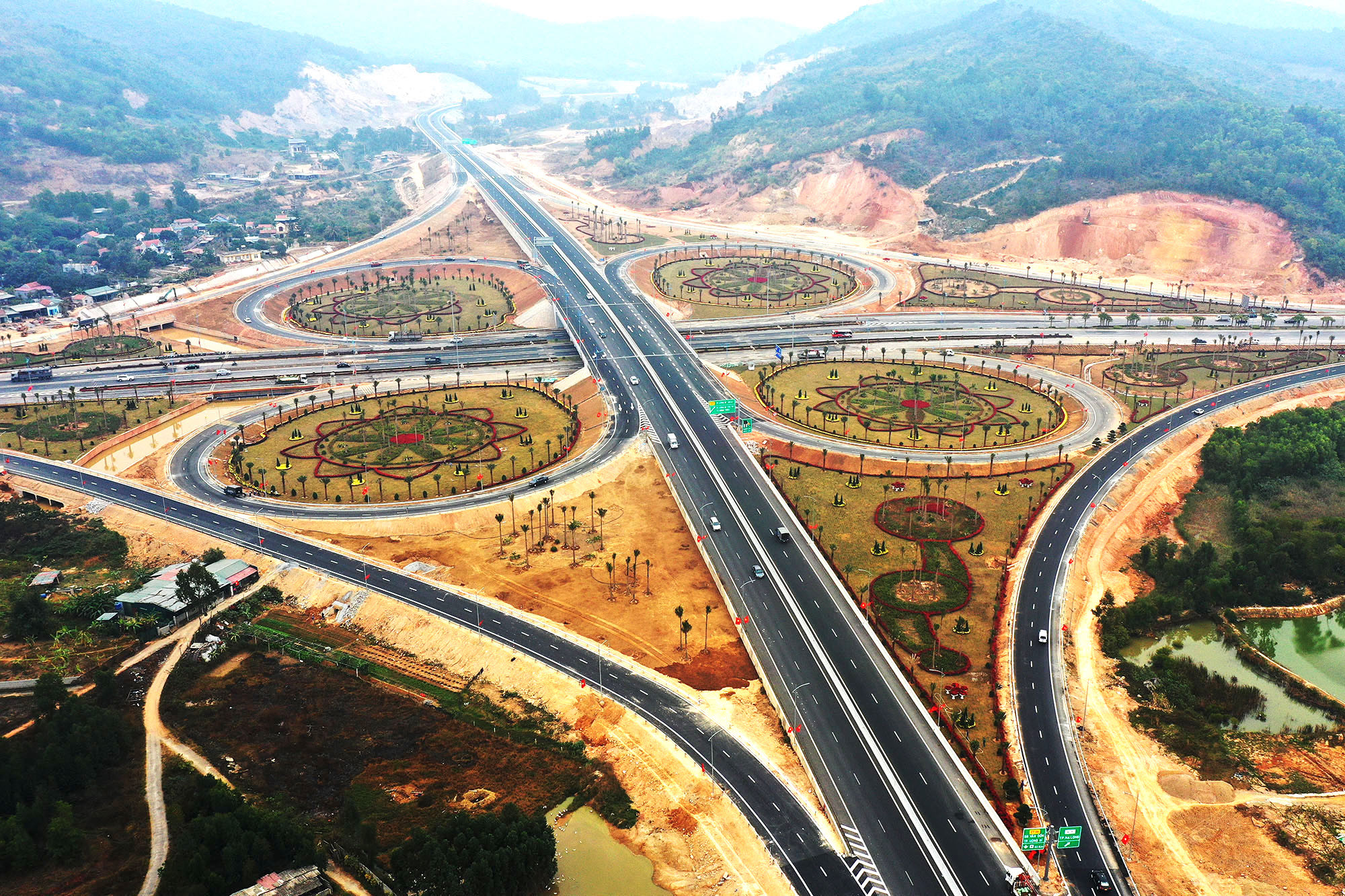 Nút giao Minh Khai giữa 2 tuyến cao tốc Hạ Long - Hải Phòng và Hạ Long - Vân Đồn với QL18 nằm tại vị trí cửa ngõ TP Hạ Long-2. Ảnh: Trung t&acirc;m truyền th&ocirc;ng tỉnh Quảng Ninh.