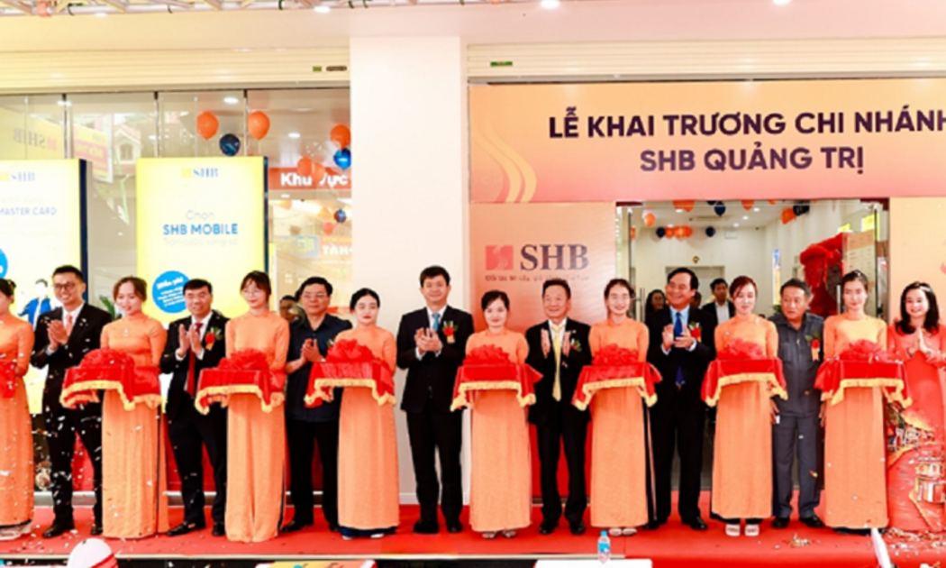Đại diện chính quyền địa phương, Ngân hàng Nhà nước và lãnh đạo SHB cắt băng khai trương SHB Quảng Trị. Ảnh: SHB.