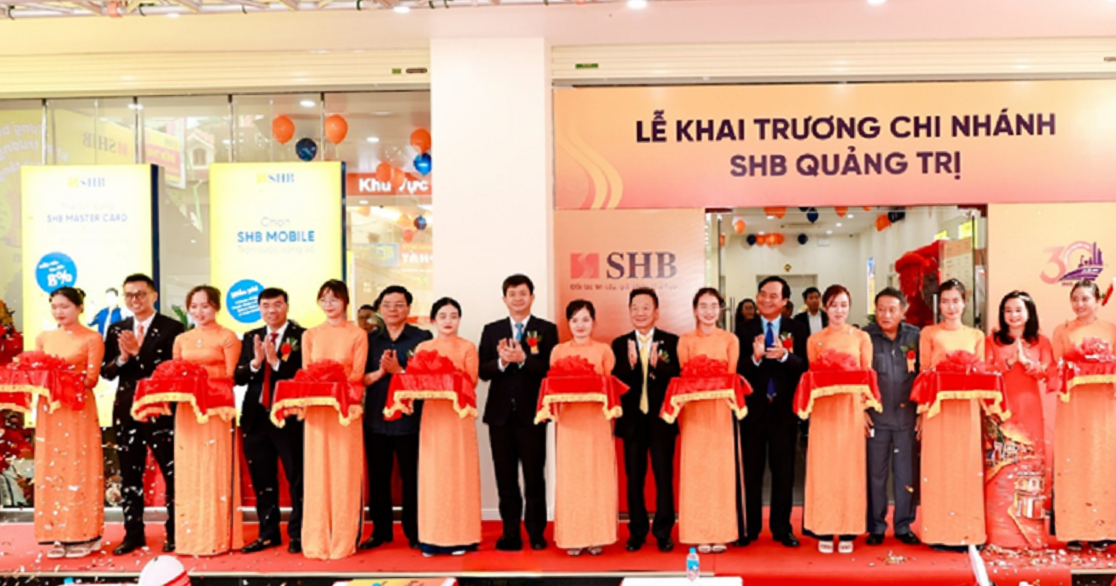 Đại diện chính quyền địa phương, Ngân hàng Nhà nước và lãnh đạo SHB cắt băng khai trương SHB Quảng Trị. Ảnh: SHB.