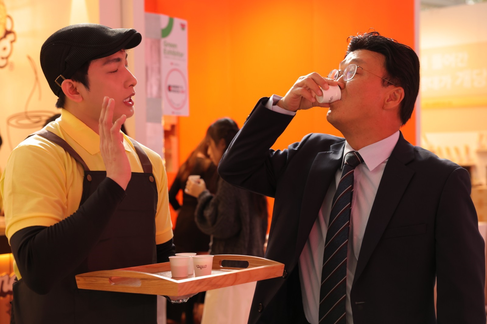 Người Hàn Quốc trải nghiệm Vinacafé tại sự kiện. Ảnh: Vinacafé.
