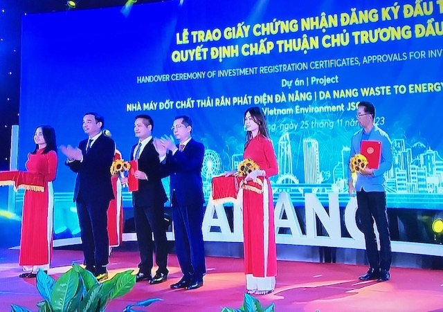 L&atilde;nh đạo th&agrave;nh phố Đ&agrave; Nẵng trao Giấy chứng nhận chấp thuận đầu tư v&agrave; quyết định đầu tư cho c&aacute;c doanh nghiệp. Ảnh Ng&ocirc; Anh Văn.