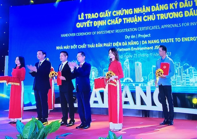 Lãnh đạo thành phố Đà Nẵng trao Giấy chứng nhận chấp thuận đầu tư và quyết định đầu tư cho các doanh nghiệp. Ảnh Ngô Anh Văn.
