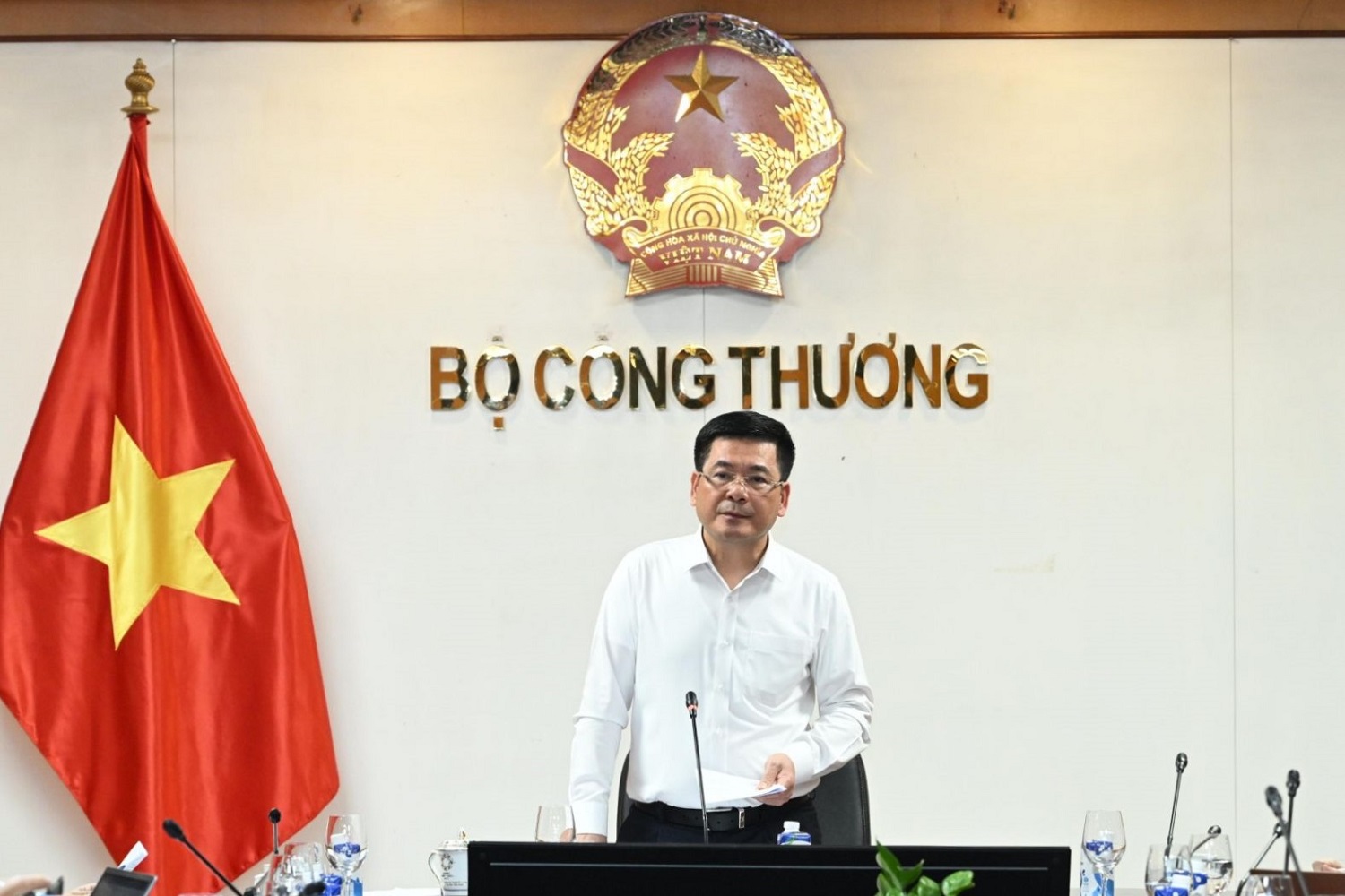 Bộ trưởng Nguyễn Hồng Diên: 