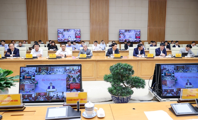 C&aacute;c địa biểu lắng nghe &yacute; kiến chỉ đạo của Thủ tướng. Ảnh: VGP.