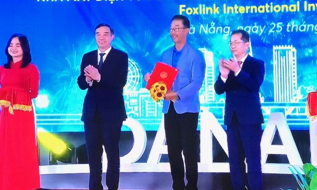 Bí thư Thành ủy Nguyễn Văn Quảng (đứng bên phải) và Chủ tịch UBND TP. Đag Nẵng Lê Trung Chinh (bên trái) trao Giấy chứng nhận chấp thuận đầu tư. Ảnh Ngô Anh Văn