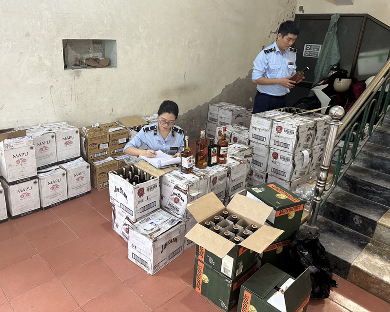 Lực lượng quản lý thị trường Quảng Bình kiểm tra số rượu nhập lậu