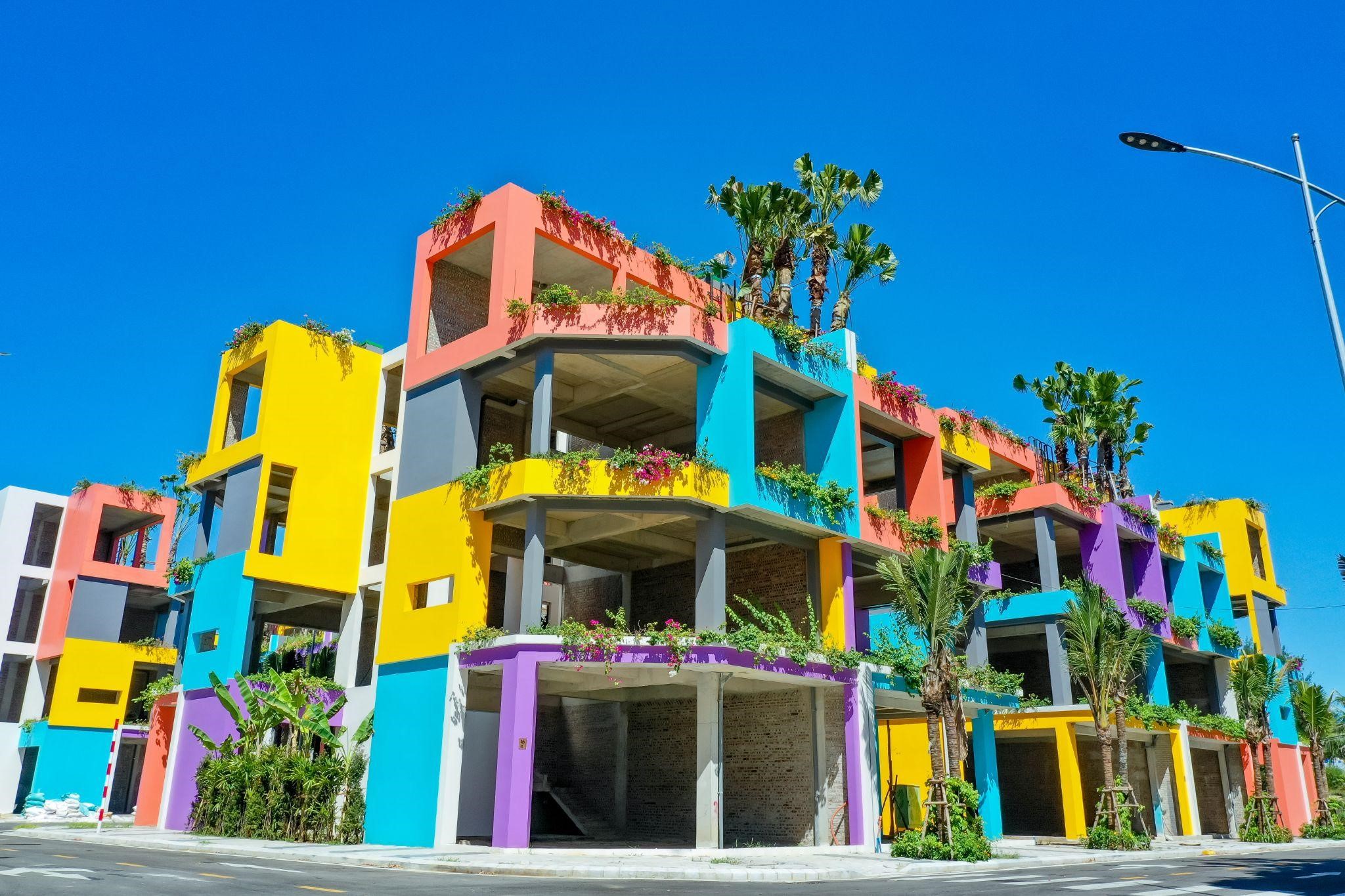 Các căn biệt thự đã hoàn thiện xong mặt ngoài tại Flamingo Ibiza Hải Tiến. Ảnh: Flamingo.