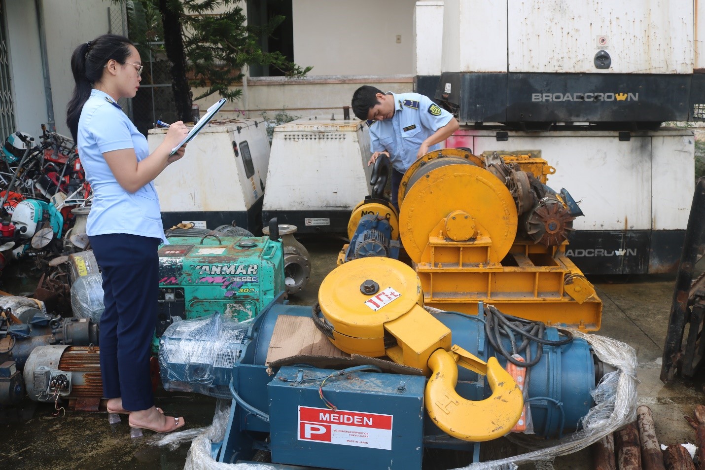 Lực lượng quản lý thị trường Quảng Bình kiểm tra lô máy móc, thiết bị nhập lậu, không có hóa đơn