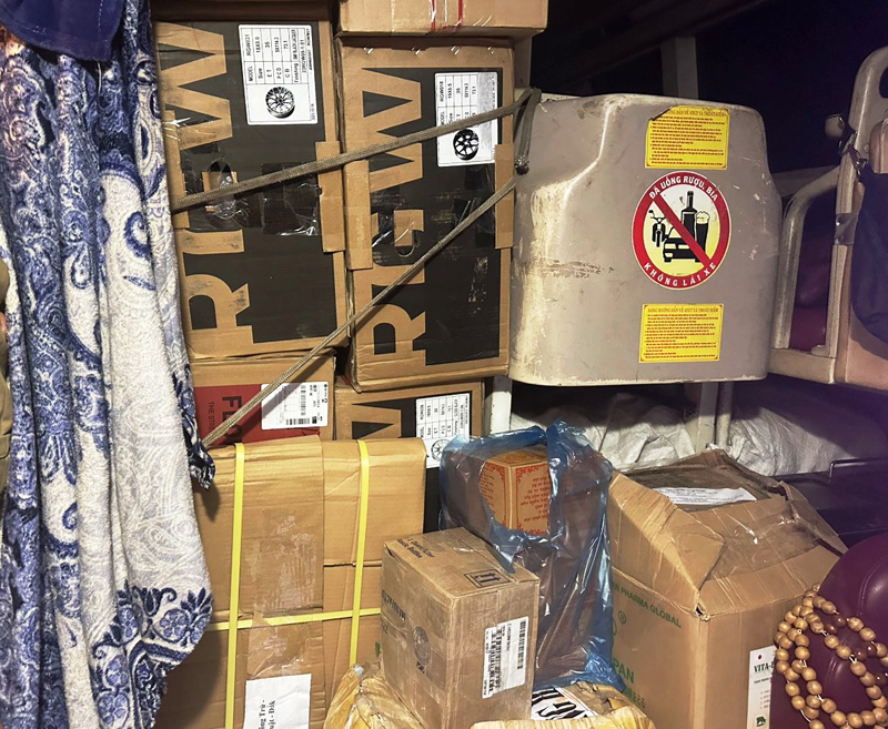 B&ecirc;n trong xe kh&aacute;ch đ&atilde; được ho&aacute;n cải để chứa h&agrave;ng h&oacute;a nhập lậu