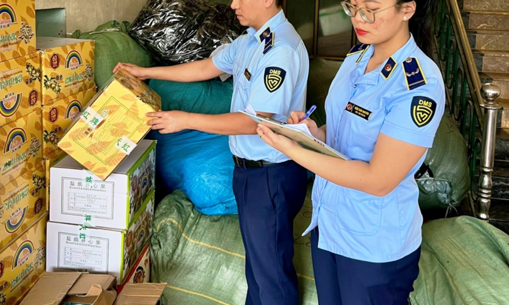 Lực lượng quản lý thị trường tỉnh Quảng Bình kiểm tra số hàng hóa vi phạm