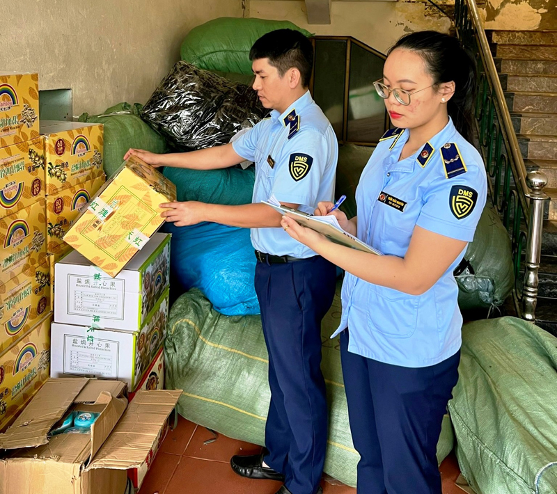 Lực lượng quản lý thị trường tỉnh Quảng Bình kiểm tra số hàng hóa vi phạm