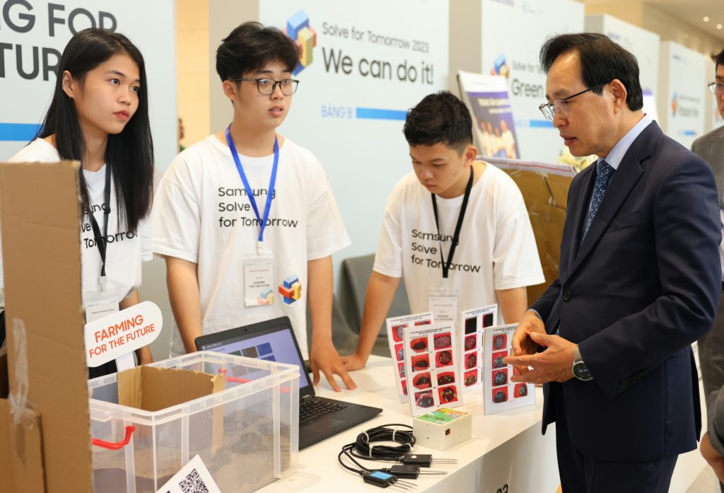 C&aacute;c đội thi xuất sắc nhất đ&atilde; đem đến buổi lễ m&ocirc; h&igrave;nh sản phẩm của m&igrave;nh