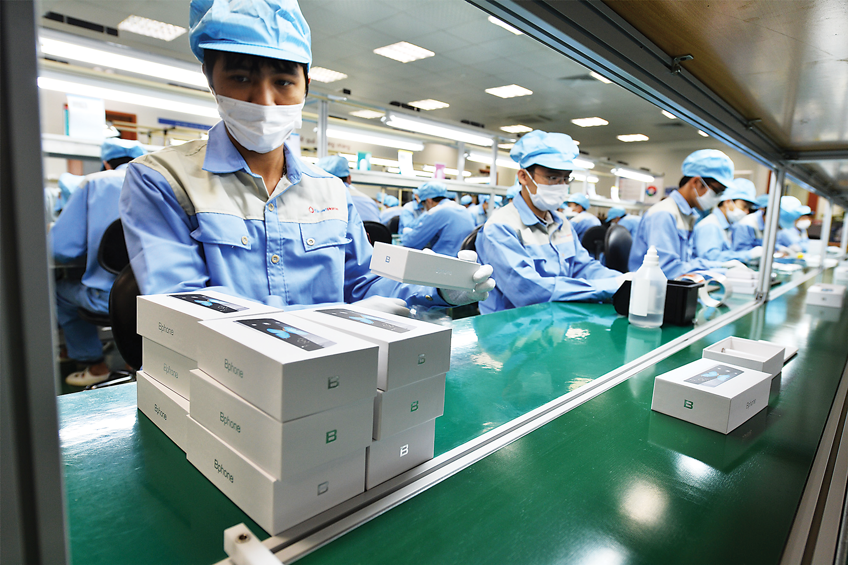 Nh&agrave; m&aacute;y sản xuất điện thoại Bphone của Bkav.