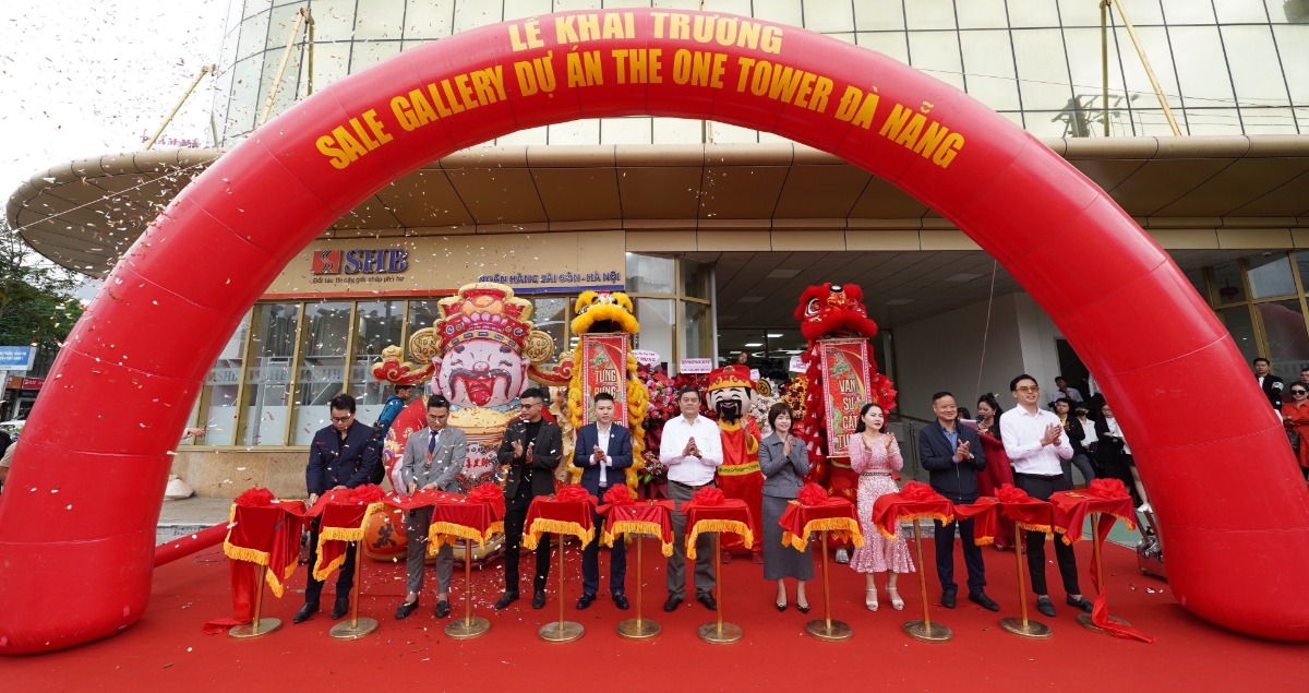 Ban lãnh đạo Kyoritsu Maintenance Việt Nam và các đại lý phân phối cắt băng khai trương Sales Gallery dự án.