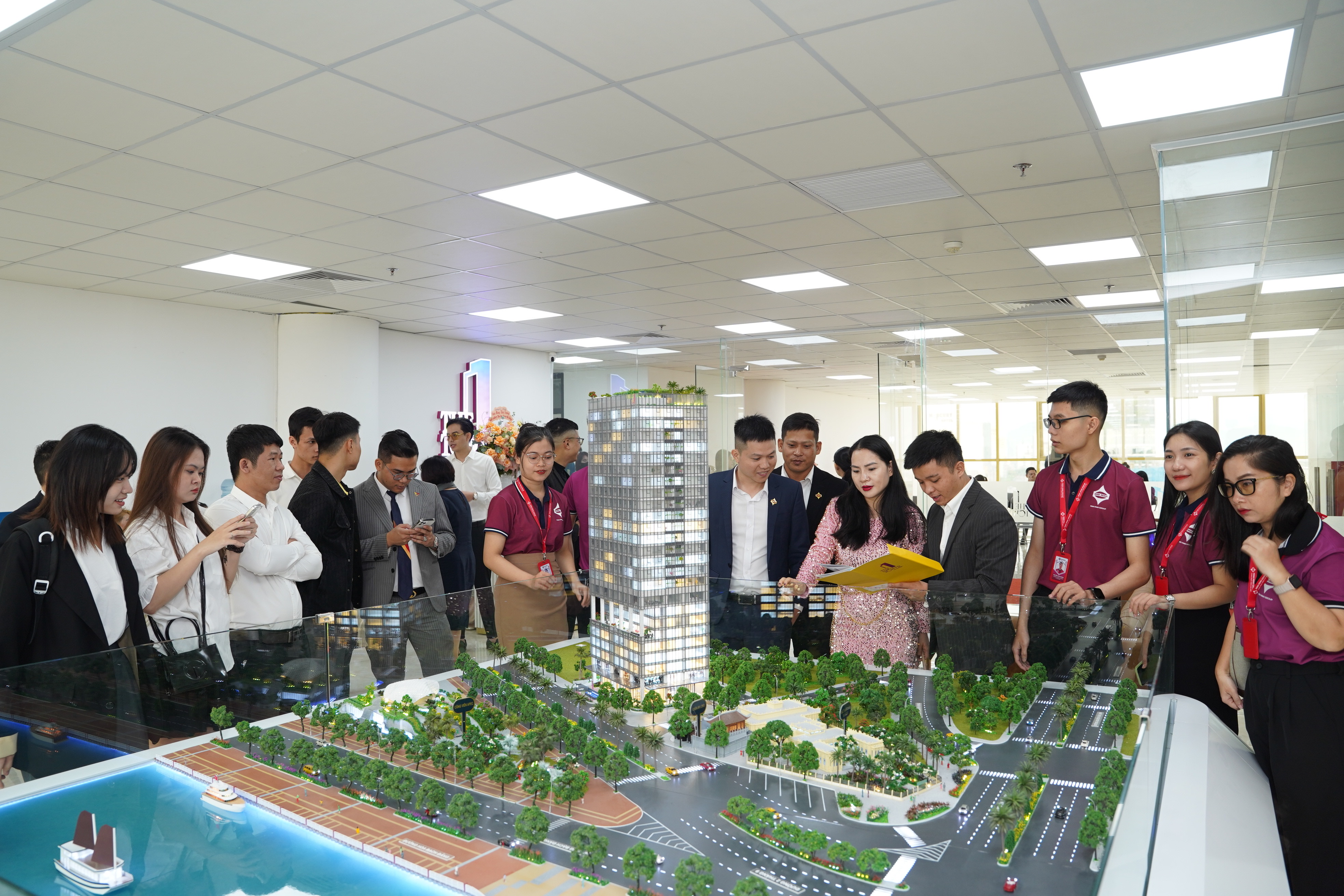 Khách hàng tham quan sa bàn và tìm hiểu cơ hội đầu tư từ đội ngũ tư vấn chuyên nghiệp.